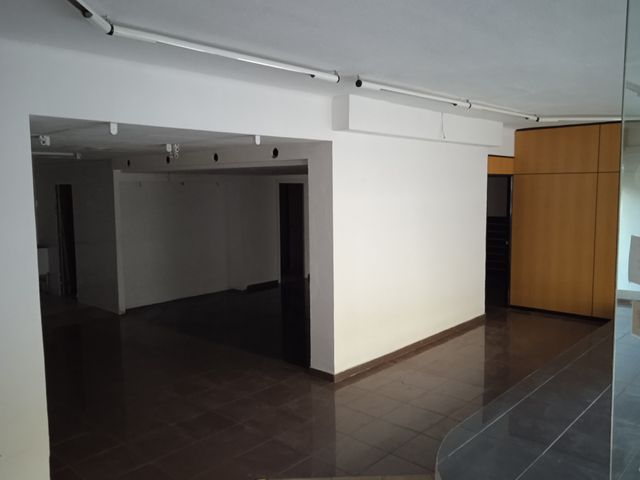 Se alquila amplio local en avenida de Viladecans