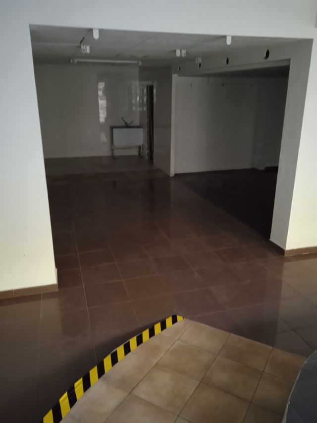 Se alquila amplio local en avenida de Viladecans