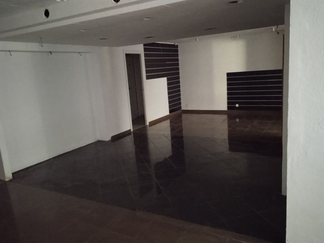 Se alquila amplio local en avenida de Viladecans