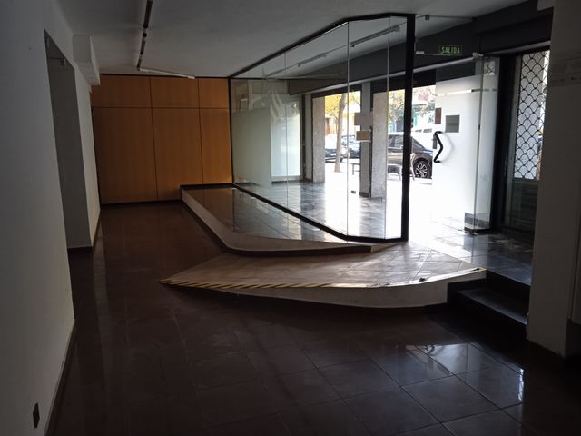 Se alquila amplio local en avenida de Viladecans