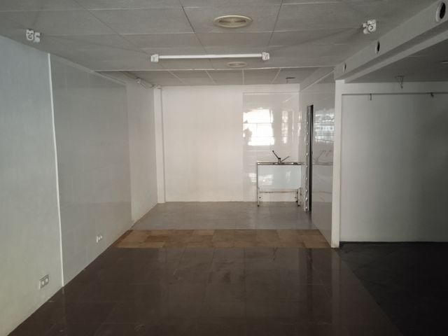 Se alquila amplio local en avenida de Viladecans