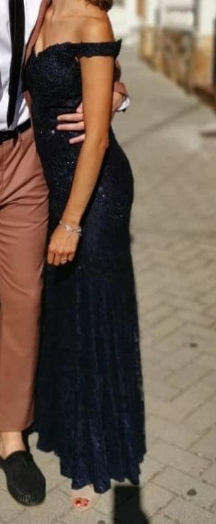 Vestido de fiesta azul con bordados