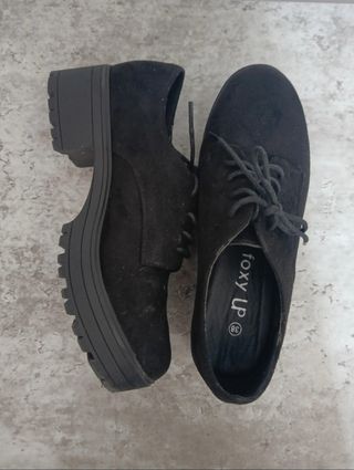 Zapato o mocasín negro con tacón