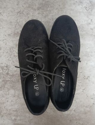 Zapato o mocasín negro con tacón