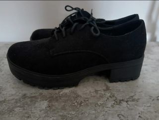Zapato o mocasín negro con tacón
