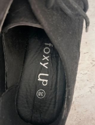 Zapato o mocasín negro con tacón