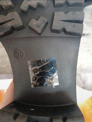 Zapato o mocasín negro con tacón