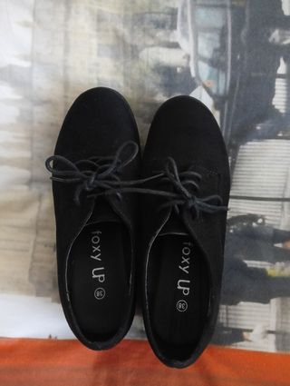 Zapato o mocasín negro con tacón