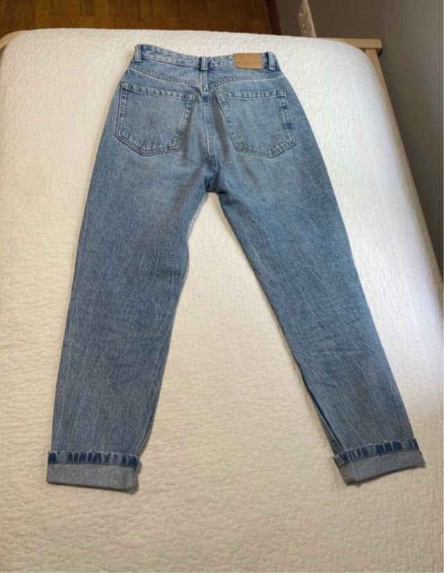 Pantalón vaquero roto