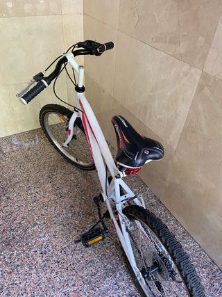 BICICLETA BLANCA Y ROSA MEGAMO
