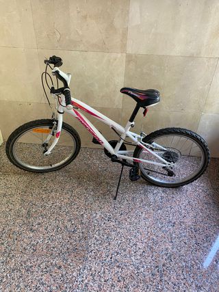 BICICLETA BLANCA Y ROSA MEGAMO