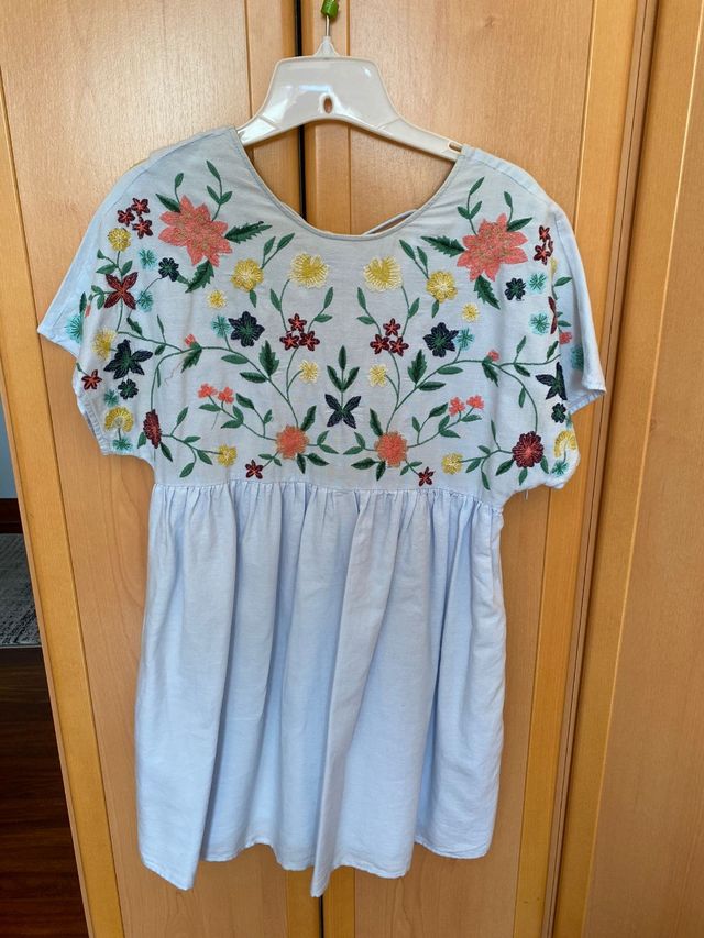 Vestido azul bordados