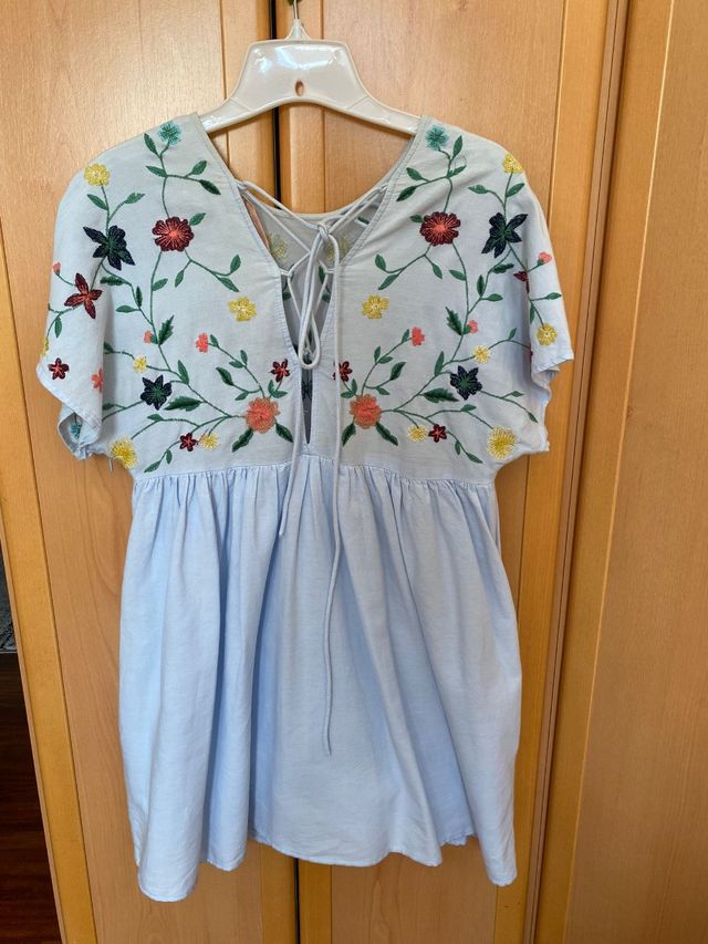 Vestido azul bordados