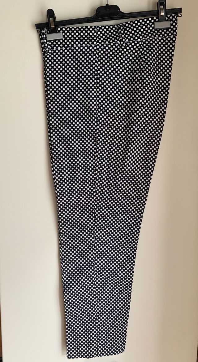 Pantaloni mod Capri neri a pois bianchi