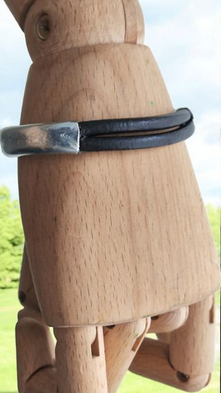 Pulsera en metal reciclado ♻️ y cuero