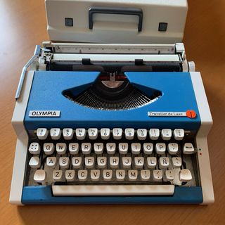 Máquina de escribir antigua OLYMPIA