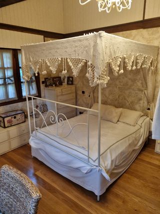 Cama con dosel y cortinas