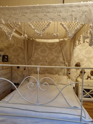 Cama con dosel y cortinas