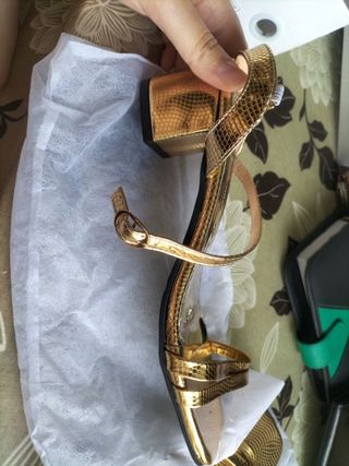 Zapatos de tacón! dorados brillantes 