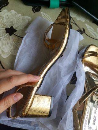 Zapatos de tacón! dorados brillantes 