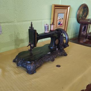 ANTIGÜA MAQUINA DE COSER DE MANIVELA