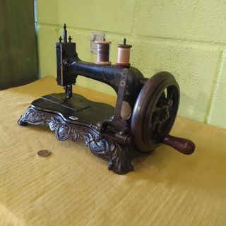 ANTIGÜA MAQUINA DE COSER DE MANIVELA