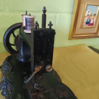 ANTIGÜA MAQUINA DE COSER DE MANIVELA