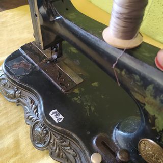 ANTIGÜA MAQUINA DE COSER DE MANIVELA