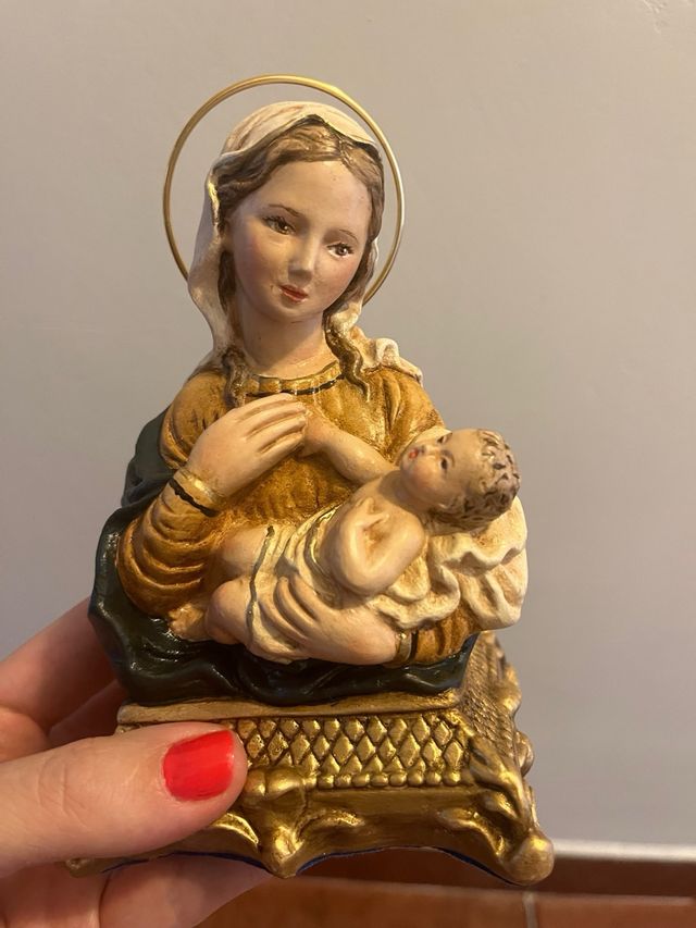 Busto de la Virgen Maria con Niño.