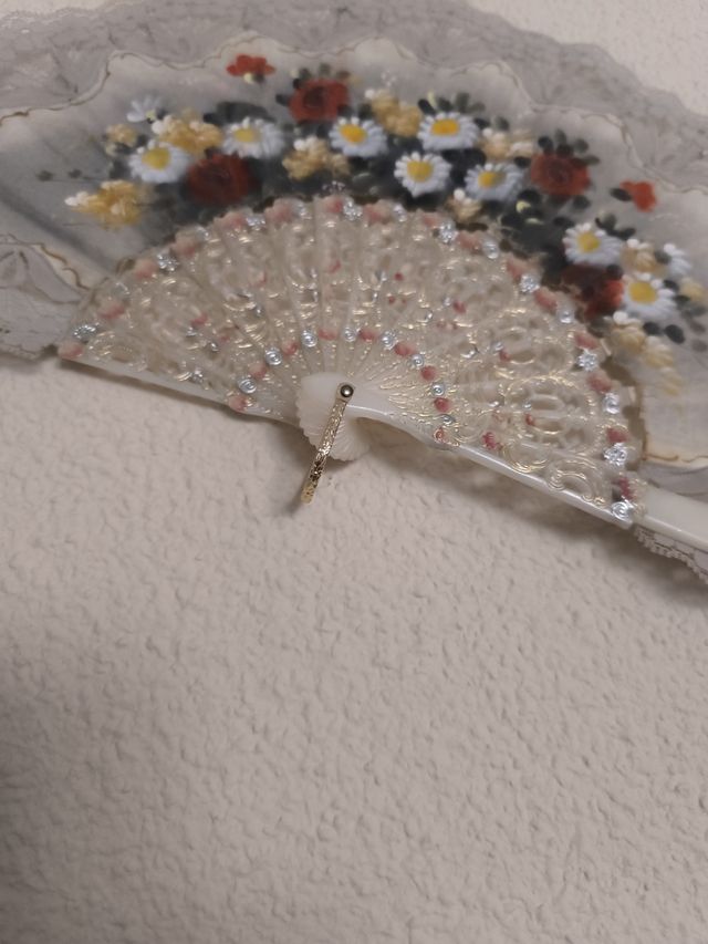 Abanico antiguo, modelo margaritas y rosas