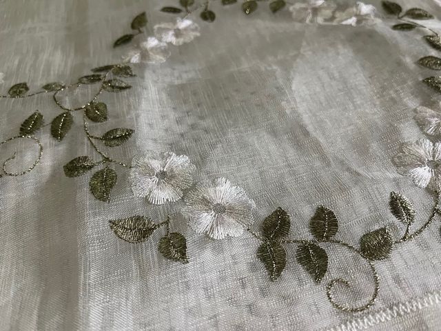 Mantel bordado a maquina.