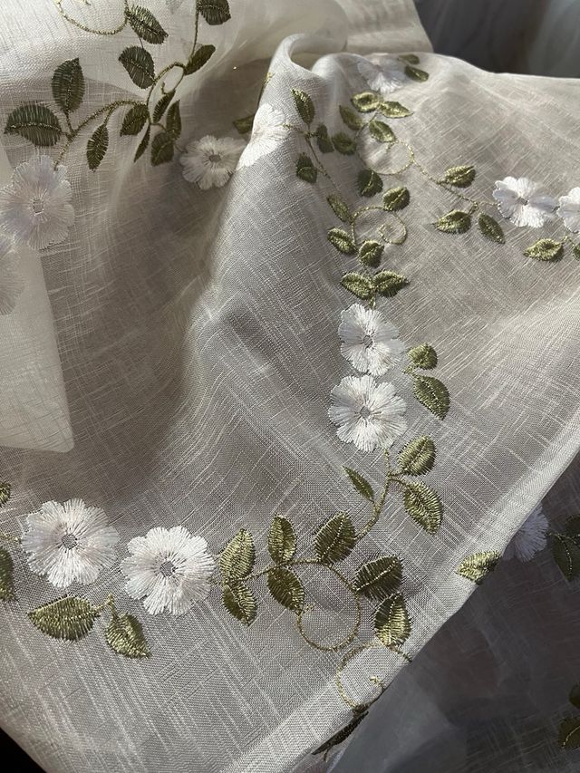 Mantel bordado a maquina.