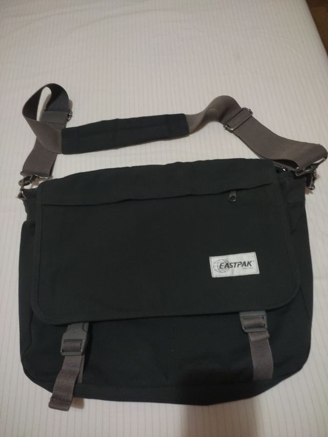 Bolsa de chico .EASTPAK.Delegate+.negro
