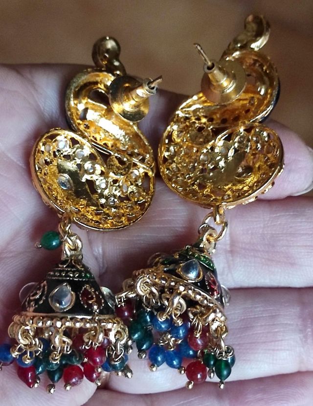 Orecchini indiani a pavone con smalti e cristalli