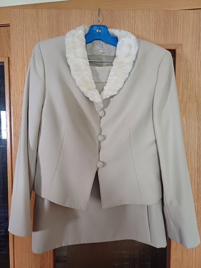 Traje falda y chaqueta.