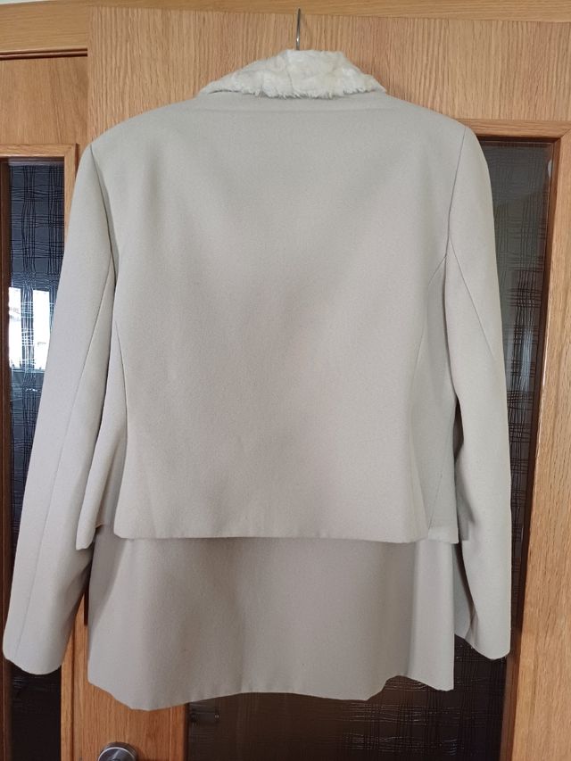 Traje falda y chaqueta.