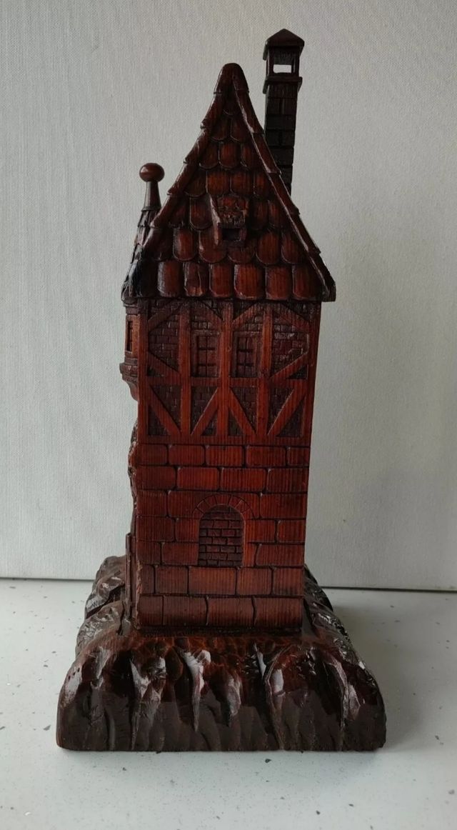 Antico salvadanaio in legno datato 1901