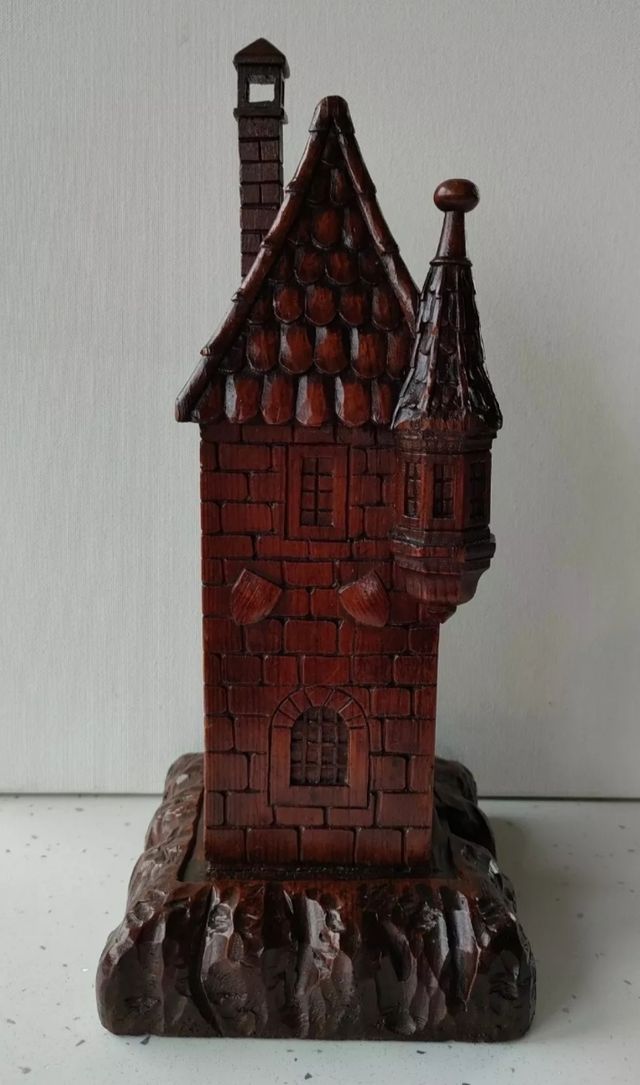 Antico salvadanaio in legno datato 1901