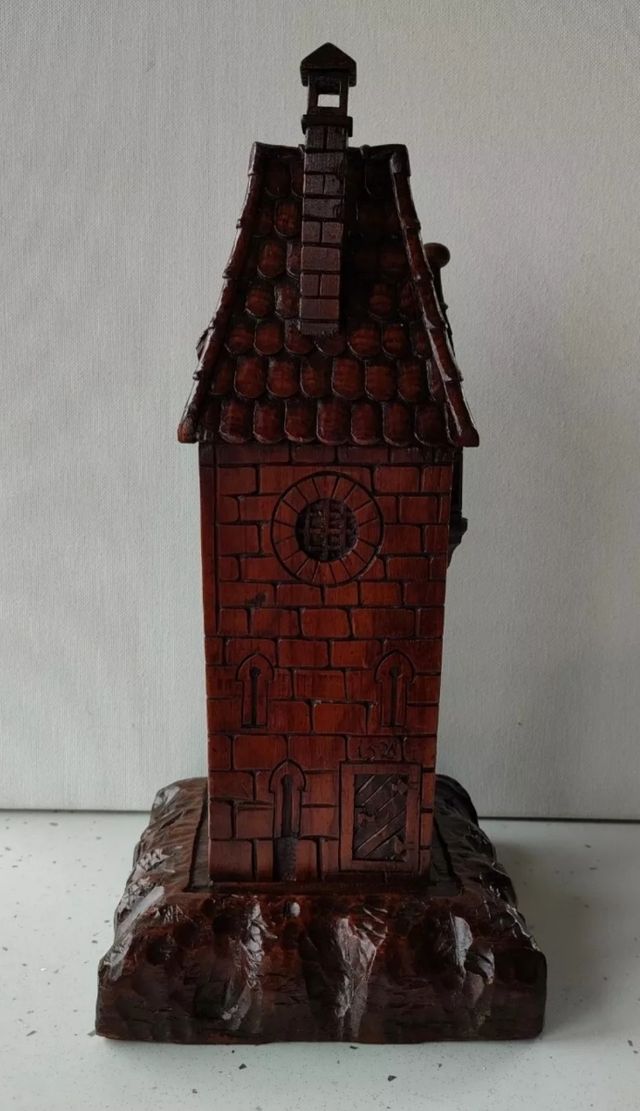 Antico salvadanaio in legno datato 1901