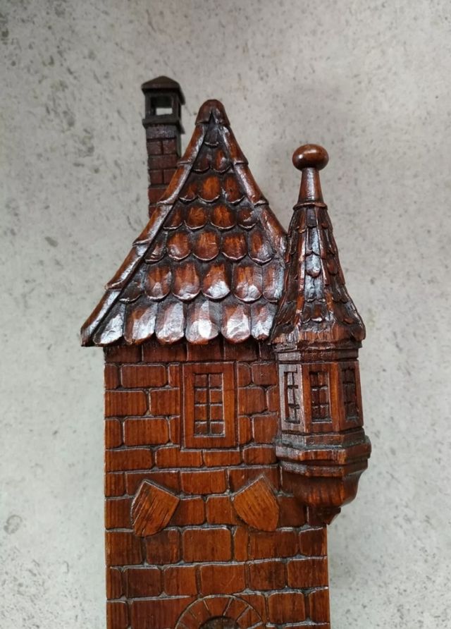 Antico salvadanaio in legno datato 1901