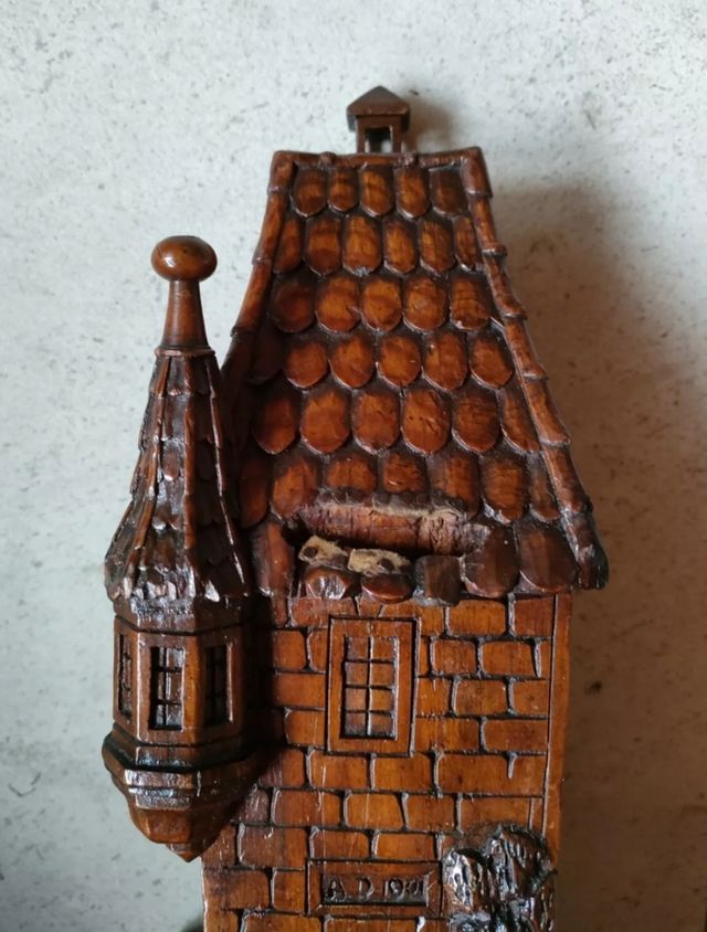 Antico salvadanaio in legno datato 1901