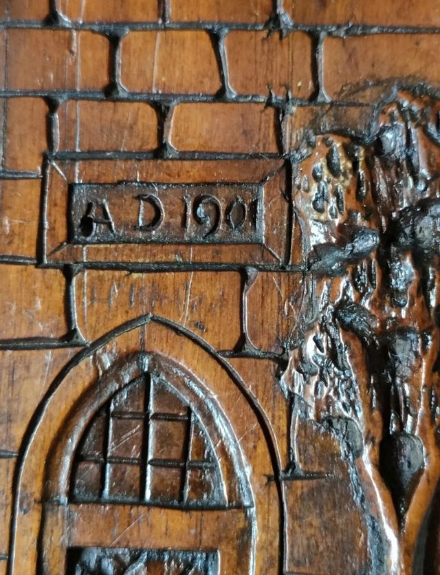 Antico salvadanaio in legno datato 1901