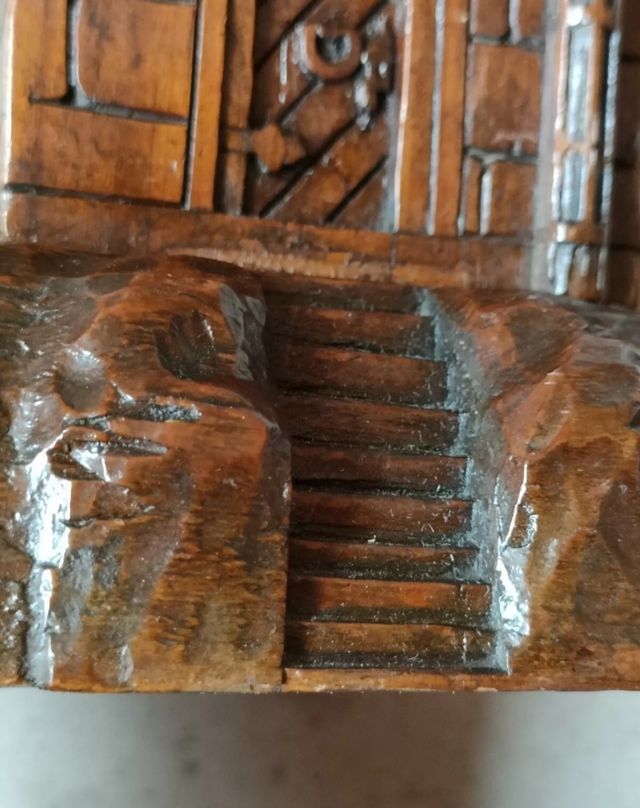 Antico salvadanaio in legno datato 1901