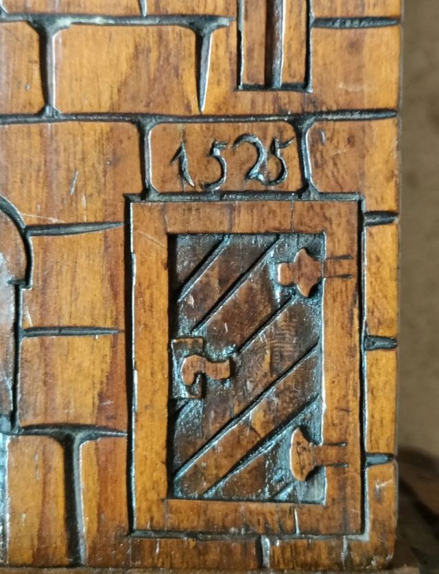 Antico salvadanaio in legno datato 1901