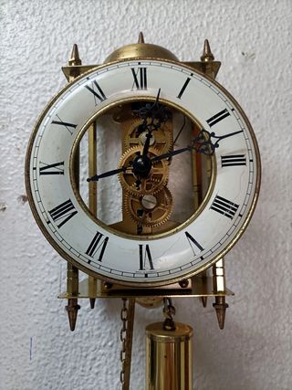 Relógio de parede antigo esqueleto da Tempus Fugit