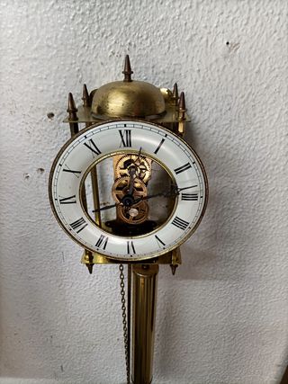 Relógio de parede antigo esqueleto da Tempus Fugit