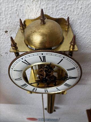 Relógio de parede antigo esqueleto da Tempus Fugit