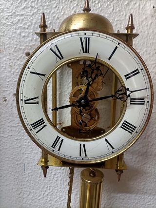 Relógio de parede antigo esqueleto da Tempus Fugit