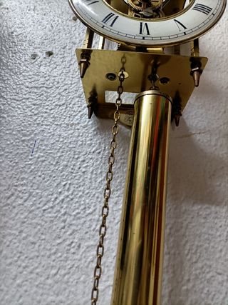 Relógio de parede antigo esqueleto da Tempus Fugit