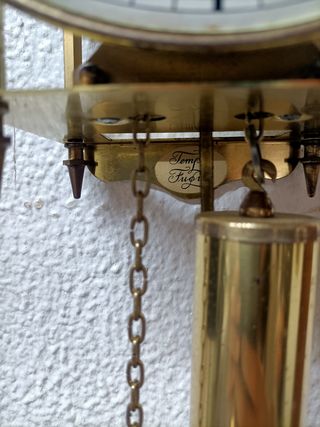 Relógio de parede antigo esqueleto da Tempus Fugit